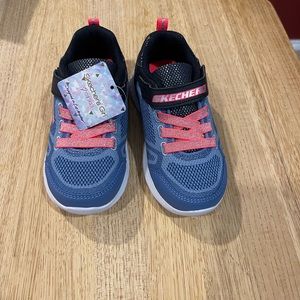 Skechers girl size 9 shoes, Never Worn!
